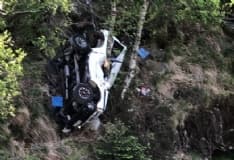 INCIDENTE MORTALE A TRAVERSELLA - Auto precipita nel burrone, morta una donna - FOTO
