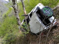 TRAVERSELLA - Auto nel burrone, morta una donna di Lugnacco. E' precipitata per cinquanta metri - FOTO