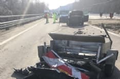 SCHIANTO IN AUTOSTRADA - Sfascia l'auto da 100 mila euro contro il «freccione» luminoso del cantiere - FOTO