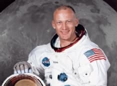 ASTE - All'incanto la collezione di reperti spaziali di Buzz Aldrin
