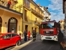 CUORGNE' - Allarme incendio in pieno centro, pensionata in salvo - FOTO e VIDEO