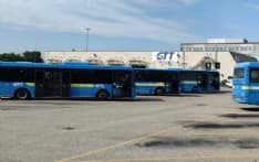 IVREA - In un mese saltate 525 corse bus: arriva una maxi multa di oltre mezzo milione di euro per i disagi ai pendolari