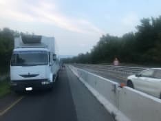 AUTOSTRADA A5 - Camion in panne nel tratto ad una sola corsia: traffico bloccato tra Scarmagno e San Giorgio Canavese