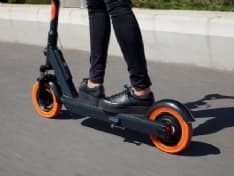 IN TANGENZIALE COL MONOPATTINO - 40enne cinese fermata dalla polizia stradale sul raccordo per Caselle