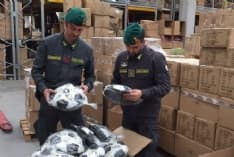 CANAVESE - Maglie contraffatte della Juventus: sequestri della Guardia di Finanza a Rivarolo - VIDEO