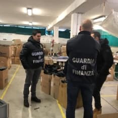 CANAVESE - Operai cinesi segregati come schiavi: operazione della guardia di finanza ad Agliè, Montalenghe e Cuceglio