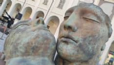 IVREA - La città «museo a cielo aperto» con le due opere di Mitoraj in piazza Ottinetti - FOTO e VIDEO