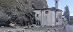 PONT CANAVESE - Frana sulla chiesa di Santa Maria delle Rogge, la strada è ancora chiusa