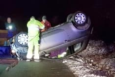 CASTELLAMONTE - Strada ghiacciata, auto si ribalta: 20enne ferita