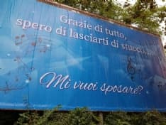 IVREA - Affitta un cartellone pubblicitario per chiedere alla fidanzata di sposarlo - FOTO