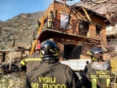 CAREMA - Incendio devasta un'abitazione: intervento in forze dei vigili del fuoco - FOTO