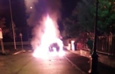 CASTELLAMONTE - Auto a fuoco, pompieri domano il rogo - FOTO