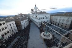 CERESOLE REALE - Il funambolo Loreni a spasso tra le nuvole sopra il lago: spettacolare traversata per i 90 anni della diga