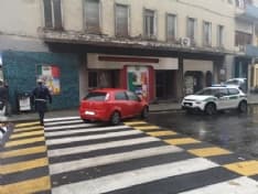 CUORGNE' - Auto senza freno a mano finisce in mezzo alla strada