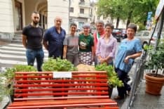 CASTELLAMONTE - Inaugurata la panchina rossa, simbolo contro la violenza sulle donne - FOTO