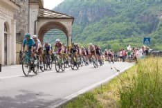 RIVAROLO CANAVESE - Giro d'Italia, a Cogne vince Giulio Ciccone. Dopo la partenza caduti diversi ciclisti, tra loro anche la maglia rosa - FOTO