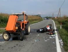 SAN BENIGNO CANAVESE - Moto contro trattore sulla provinciale per Foglizzo: due feriti elitrasportati al Cto - FOTO