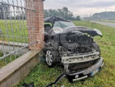 SAN BENIGNO - MINI esce di strada e si schianta contro un muro di cinta