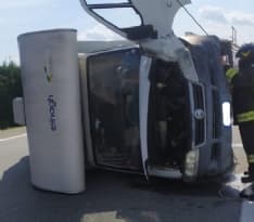 IVREA - Camper si ribalta sull'autostrada Torino-Aosta: marito e moglie feriti trasportati in ospedale - FOTO