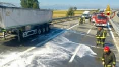 AUTOSTRADA A4 - A fuoco camion di pile: bravi i pompieri - FOTO