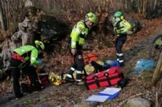 ANDRATE - Ciclista belga cade a terra e sbatte la faccia sul selciato: ricoverato all'ospedale di Ivrea