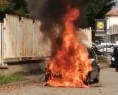 RIVAROLO CANAVESE - Un'auto prende fuoco durante la marcia: automobilista in salvo, mezzo distrutto - FOTO e VIDEO
