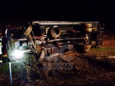PAVONE - Schianto in autostrada, camion frigo si ribalta