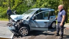 PONT CANAVESE - Incidente auto contro pullman: una donna ferita