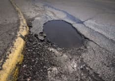 BUCHE SULLA 460 - Il Comitato mobilità: «Qualcuno intervenga»