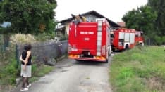 CASTELLAMONTE - Auto prende fuoco sotto una tettoia