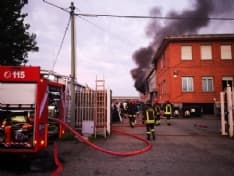 LEINI - Incendio azienda: si sprigiona colonna di fumo nero - FOTO