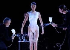 GLAMOUR – Bella Hadid inaugura l’era dello spray-dress