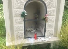 RIVAROSSA - Idioti devastano il pilone votivo vicino al Malone