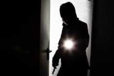 BUSANO - Ladri acrobati: passano dal tetto per derubare l'azienda di ricambi auto