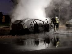 RIVAROLO - Auto distrutta dalle fiamme in via Bicocca: incendio domato dai vigili del fuoco - FOTO