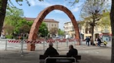 CASTELLAMONTE - Auto contro l'Arco di Pomodoro: dopo due mesi non sono ancora partiti i lavori per ripararlo