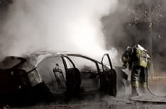 SAN CARLO CANAVESE - Auto a fuoco nel parco delle Vaude