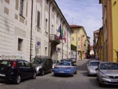 IVREA - Madre disperata s'incatena al cancello del tribunale