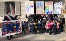 VOLPIANO - I bambini delle scuole realizzano la «Galleria della pace» in municipio - FOTO