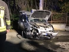 FORNO CANAVESE - Auto si schianta contro il muro di una casa sulla circonvallazione - FOTO