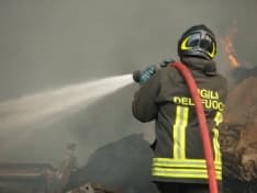 CUCEGLIO - Fiamme all'area sfalci: è caccia al piromane