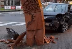 CASTELLAMONTE - Auto si schianta contro l'Arco di Pomodoro: danneggiato il monumento della città - FOTO e VIDEO