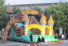 CASTELLAMONTE - L'arco di Pomodoro «mangiato» dal gonfiabile