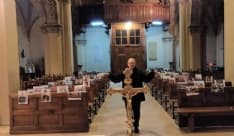 RIVARA - Coronavirus, Don Riccardo celebra Messa davanti ai selfie inviati dai parrocchiani