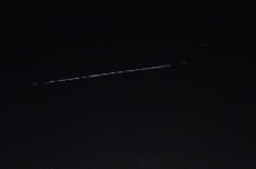 CANAVESE - Scia luminosa attraversa il cielo notturno ma non è il «trenino» degli alieni