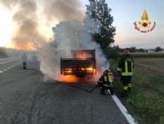 IVREA-SANTHIA' - Furgone prende fuoco durante la marcia: l'autista riesce a salvarsi - FOTO