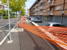 CUORGNE' - Le barriere del cantiere crollano sul marciapiede - FOTO