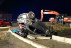 CALUSO - Incidente mortale nella notte. Donna di Ivrea sbalzata fuori dall'abitacolo: morta sul colpo. Grave il figlio