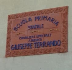 PERTUSIO - La scuola intitolata all'ex sindaco Terrando