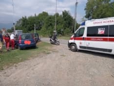 SALASSA-SAN PONSO - Perde il controllo della Panda e si schianta contro le barriere del passaggio a livello - FOTO